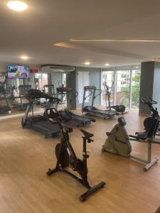 een fitnessruimte met een aantal hometrainers in een kamer bij Apollos Garden in Belém