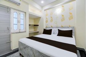 DānāpurにあるHotel O A.V.Sの大きなベッドと窓のある寝室 +25枚の写真
