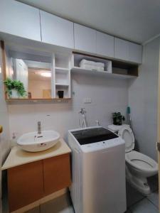 Koupelna v ubytování 2 Bedroom Condo at Centro Spatial at the Heart of Davao City