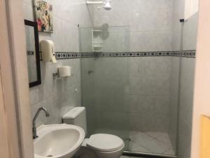 サルバドールにあるHostel e pousada casa amarelaのシャワー、トイレ、洗面台を備えたバスルーム +20枚の写真