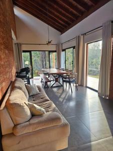 a living room with a couch and a table at Casa em Chácara com Cacheira in Muzambinho