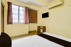 TV a/nebo společenská místnost v ubytování HOTEL O SOURYA RESIDENCY