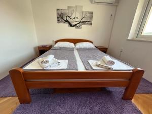 トレビニェにあるApartman Azraのベッド1台(タオル2枚付)