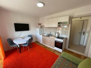 トレビニェにあるApartman Azraのキッチン(テーブル付)、小さなキッチン(テーブル、椅子付) +11枚の写真