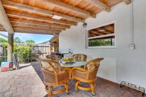 Μπαλκόνι ή βεράντα στο 3 Mi to Deerfield Beach! Home with Poolside Oasis!