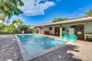 Πισίνα στο ή κοντά στο 3 Mi to Deerfield Beach! Home with Poolside Oasis!