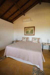 una camera da letto con un letto grande con due cuscini di Pousada Lua Cheia Caraíva a Caraíva Altre 72 foto