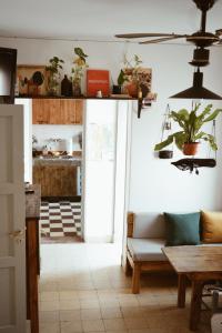 a living room with a couch and a table at Hostel en Córdoba Capital con excelente ubicación y ambiente cuidado -Casa Revol- Barrio Güemes in Cordoba