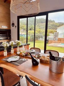 einen Esstisch mit Gartenblick in der Unterkunft Casa Morada do Lago in Santa Maria