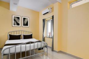Un dormitorio con una cama y una ventana en Hotel O KASHIKAA JUNGLE VIEW, en Bhubaneshwar