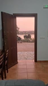 una puerta abierta con vistas al desierto en Casas rurales La Colada, en El Viso