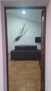 Una vista de una sala de estar con un sofá. en Casas rurales La Colada, en El Viso