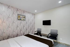 TV a/nebo společenská místnost v ubytování Hotel O The Pramaan + 21 fotografií