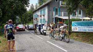 un groupe de personnes à vélo sur une route dans l'établissement Les Deux Vélos Chambres d'Hotes-Table d'Hotes, à Biert