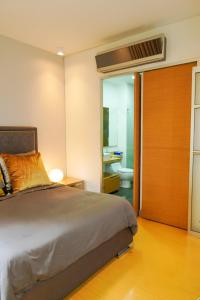 Postel nebo postele na pokoji v ubytování Apto en Cali Moderno con Balcón, Piscina & Terraza