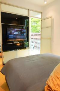 TV a/nebo společenská místnost v ubytování Apto en Cali Moderno con Balcón, Piscina & Terraza