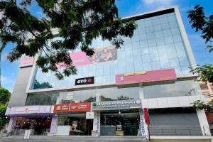 a building with a sign on the side of it at SPOT ON Sriman Stay Inn in Hakīmpet