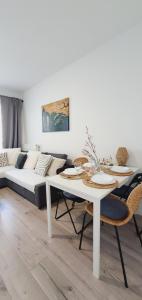 een woonkamer met een witte tafel en een bank bij Good Time Apartments 104 Komfortowy apartament w sercu Starego Miasta in Poznań