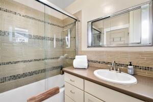un bagno con lavandino e doccia in vetro di The American Dream Historic S Mt Vernon Craftsman a Prescott Altre 29 foto