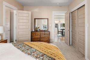 una camera da letto con un letto, un comò e uno specchio di The American Dream Historic S Mt Vernon Craftsman a Prescott