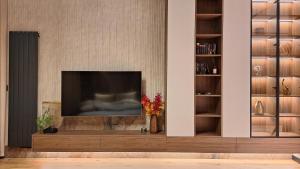 a living room with a flat screen tv on a wall at Apartament Premium z jacuzzi nad Zegrzem in Zegrze