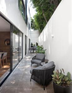 Χώρος καθιστικού στο Leonora by Viadora