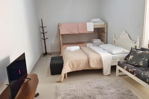 Ένα ή περισσότερα κρεβάτια σε δωμάτιο στο Família Costa-Studio Nikola Tesla(Inatel)