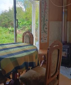 a dining room with a table and chairs and a window at Habitación cómoda en Pelluco in Puerto Montt