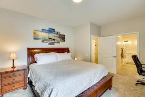 une chambre avec un lit, un bureau et une chaise dans l'établissement 3 Mi to Lake Havasu Condo with Mountain and Lake View, à Lake Havasu City