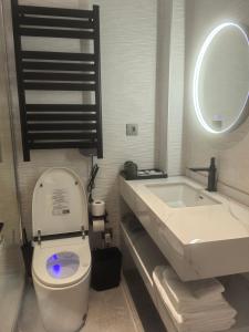 a bathroom with a toilet and a sink and a tub at Hotel Calagurris in Calahorra