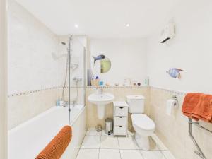 Ένα μπάνιο στο Penryn Quayside Apartment – 1-bed, Fully Equiped Waterside base
