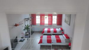 a bedroom with red and white striped pillows and a bed at Moderne Altbauwohnung 80qm in Löhne