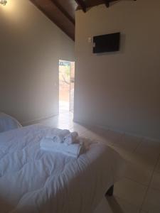 ein Schlafzimmer mit einem Bett mit zwei Stofftieren darauf in der Unterkunft Suítes Recanto das Flores 3 in Pirenópolis + 6 Fotos