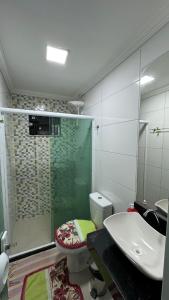 Ένα μπάνιο στο Spacious and comfortable vacation home for rent!