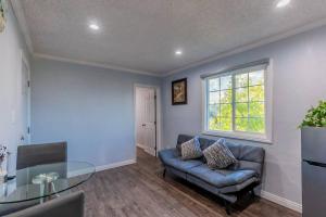 Χώρος καθιστικού στο Cozy Comfort LA House with Stunning Scenic Views