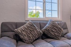 Χώρος καθιστικού στο Cozy Comfort LA House with Stunning Scenic Views