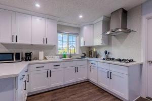 Η κουζίνα ή μικρή κουζίνα στο Cozy Comfort LA House with Stunning Scenic Views