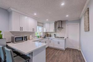 Kuchyň nebo kuchyňský kout v ubytování Cozy Comfort LA House with Stunning Scenic Views