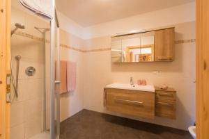 ein Badezimmer mit Waschbecken und Dusche in der Unterkunft Chalet Leitn-Anger in St. Leonhard in Passeier