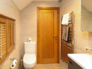 Et badeværelse på 6 Brook Court + 17 billeder