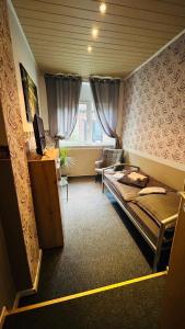 a small room with a bed and a window at Pension Rosenhof am Bahnhof in Forst