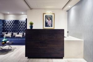 a lobby with a blue couch and a table at Frida by Viadora in Mexico City