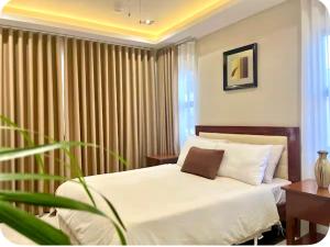 ein Schlafzimmer mit einem Bett und einer Pflanze in der Unterkunft Humble Cocoon1-2BR Unit House Near Inflatable Island & Subic Bay Yacht in Subic