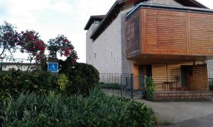 uma casa com um sinal em frente em Casa Torre Cantoblanco em Barrón