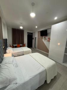 a hotel room with two beds and a flat screen tv at Hospedaje Bry Ker in Pichanaki