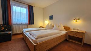a bedroom with a bed and a window at Pension Pepi - Apartments I Bed - Breakfast in Perca