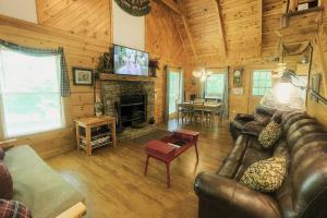 Foto dalla galleria di Free Tickets! Windy Ridge-Pet-Friendly wfee Cabin with Fishing Access & Fenced In Yard a Sevierville