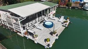 Φωτογραφία από το άλμπουμ του Unique River Houseboat Stay σε Železnička Stanica Senjak