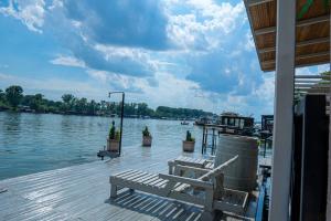 Φωτογραφία από το άλμπουμ του Unique River Houseboat Stay σε Železnička Stanica Senjak
