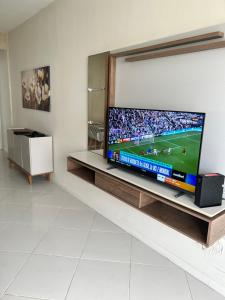 ein Wohnzimmer mit einem großen Flachbildfernseher in der Unterkunft Apto 2 suítes em Aracajú a 300 metros da Orla in Aracaju